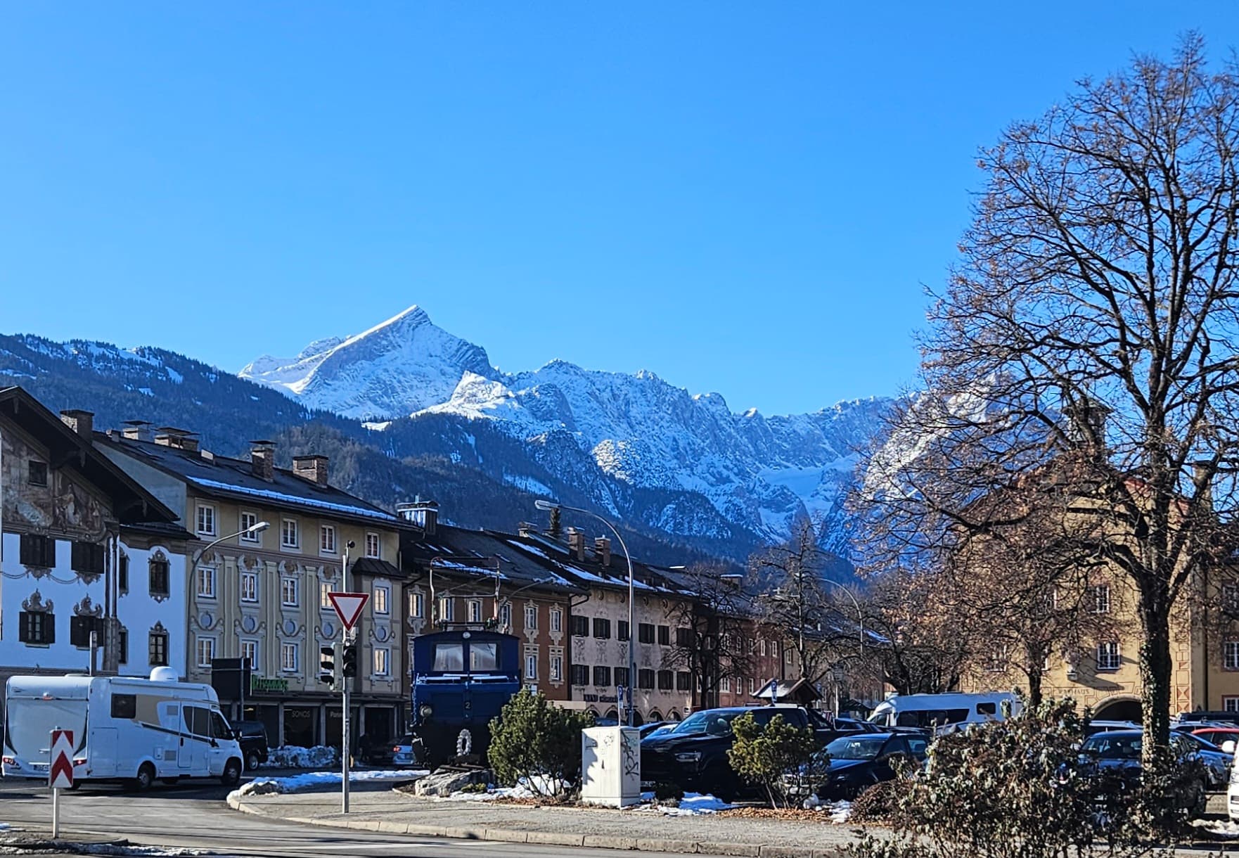 Garmisch-Partenkirchen mit Bergpanorama